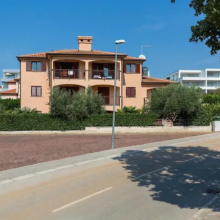 With Swimming Pool Novigrad - 7078 Апартаменты Новиград