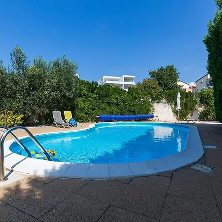 With Swimming Pool Novigrad - 7078 Апартаменты Новиград